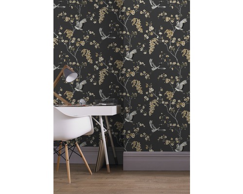 Kamer met behang met bloemmotief en kraanvogels, bureau en stoel