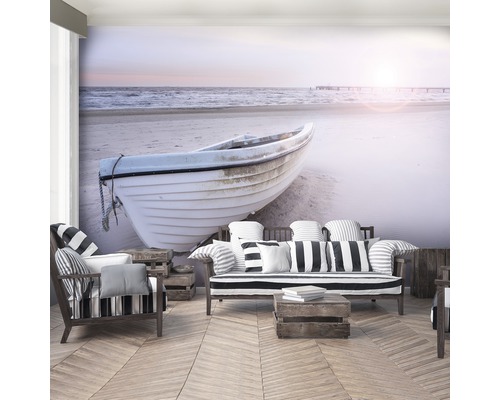 Scene met fotobehang van een boot op het strand, met bank en stoel in de kamer