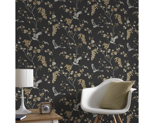 Kamerweergave met patroonbehang met bloemmotieven en kraanvogels.