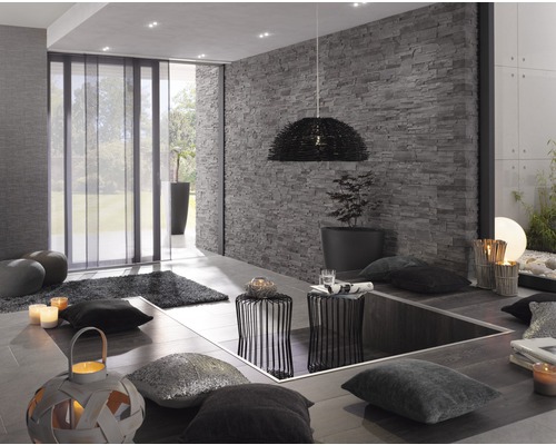 Moderne woonkamer met paneelgordijnen, stenen muur en decoratieve elementen