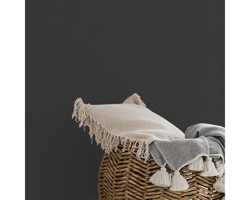 Sierkussen en deken op gevlochten mand