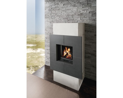 Moderne kachel met stenen bekleding en brandend vuur in de woonkamer