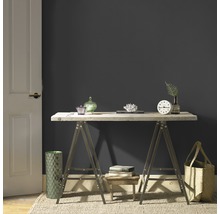 Interieur met grijze muur, houten tafel op schragen en decoratieve objecten