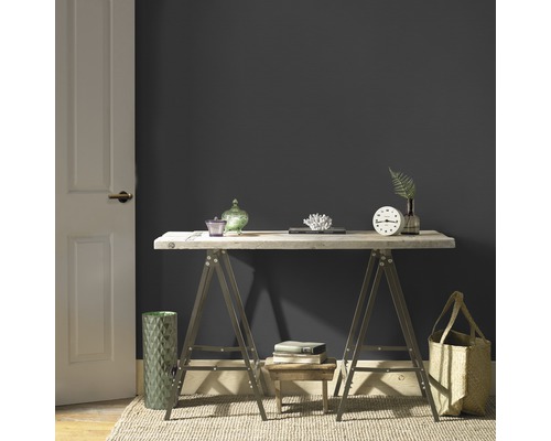 Interieur met grijze muur, houten tafel op schragen en decoratieve objecten