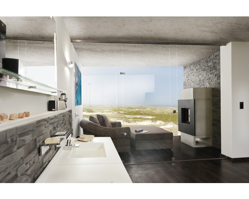 Modern interieur met wastafel, open haard en zithoek met uitzicht op zee