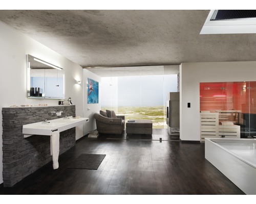 Badkamer met dubbele wastafel, zithoek, open haard en sauna