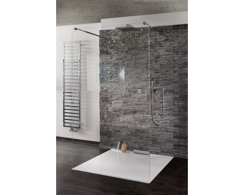 Inloopdouche met glazen wand en stenen muur