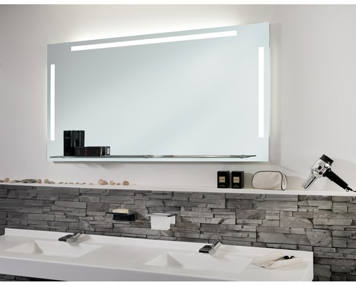 Badkamer met verlichte spiegel en dubbele wastafel.