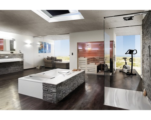 Badkamer met bad, sauna en trainingsapparaat