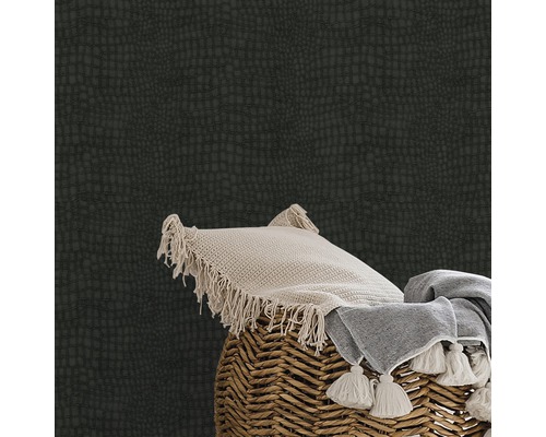 Decoratieve woonsfeer met kussen, deken en behang met patroon