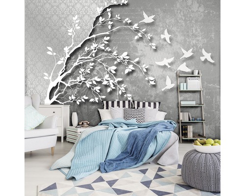 Slaapkamer met behang met boom- en vogelmotieven, bed en meubels