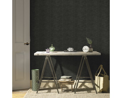 Decoratief interieur met behang in lederlook, bureau en accessoires