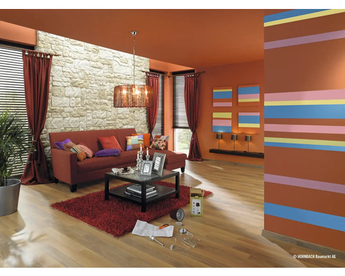 Woonkamer met bank, tafel, lamp en decoratie