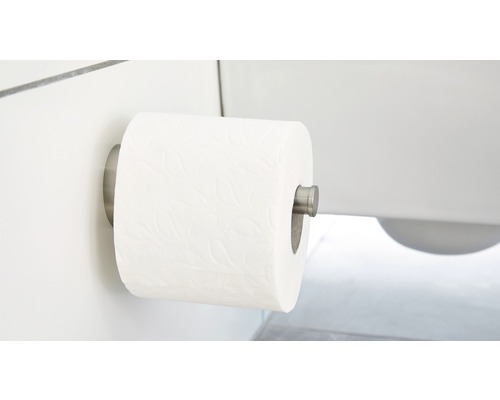 Een rol toiletpapier aan een wandhouder