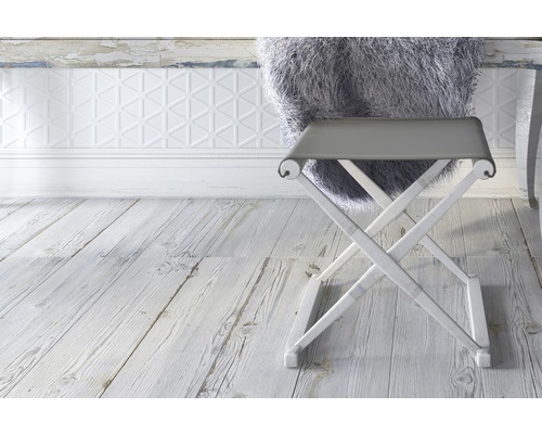 Wand- en vloertegel Larix beige mat 20x120 cm Scene met een houten kruk, tegels en houten vloer