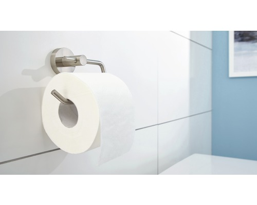 Toiletpapierhouder met rol toiletpapier aan een badkamermuur