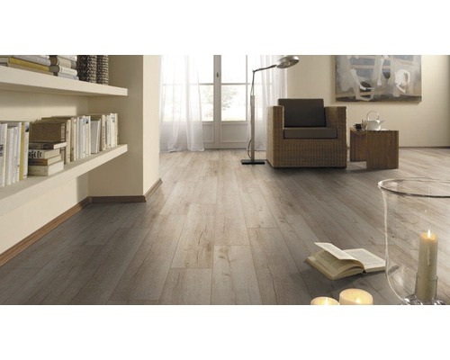 Lichte woonkamer met planken en houten laminaatvloer.