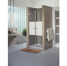 Badkamer met douchecabine van glas en steen