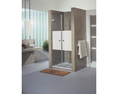 Badkamer met douchecabine van glas en steen