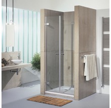 Badkamer met douche met glazen deuren, wastafel en handdoekradiator