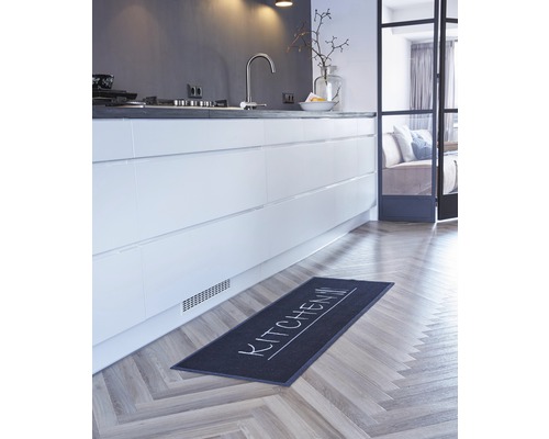 Keukenscène met loper voor keukenkast