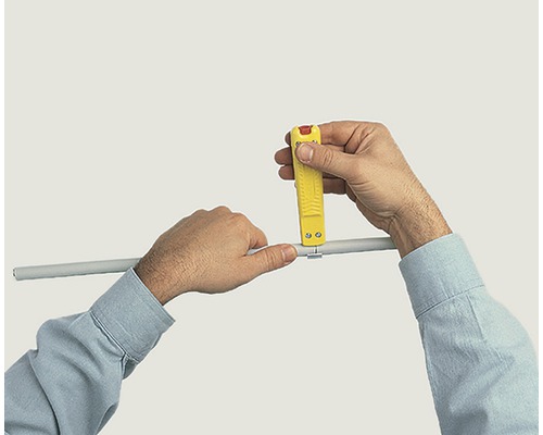 Een persoon snijdt een pijp door met een pijpsnijder.