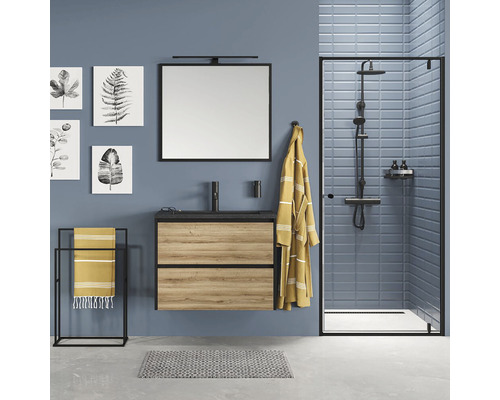 Badkamer met wastafelonderkast, spiegel, handdoekenrek en douche