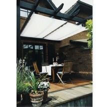 Terras met pergola, zonnescherm, tafel en stoelen