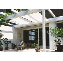 Terras met pergola en zonnescherm, ligstoel en planten in potten.