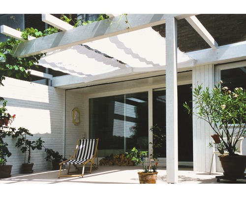 Terras met pergola en zonnescherm, ligstoel en planten in potten.