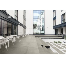 Buitengebied met stenen tegels, zitplaatsen en decoratief grind