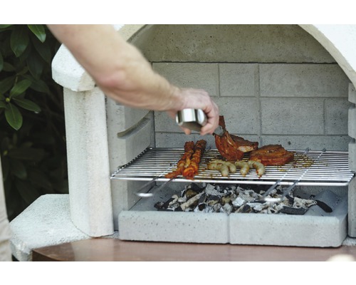 Barbecue met vlees, worst en marinade