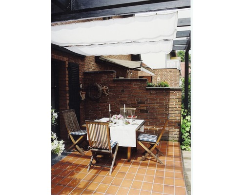 Terras met houten zithoek, tafel en zonnescherm