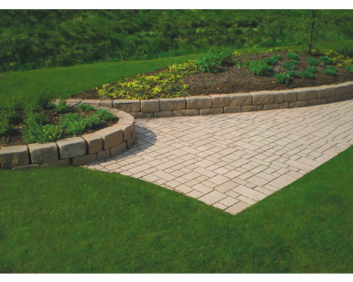 Tuinpad met straatstenen en natuurstenen muren