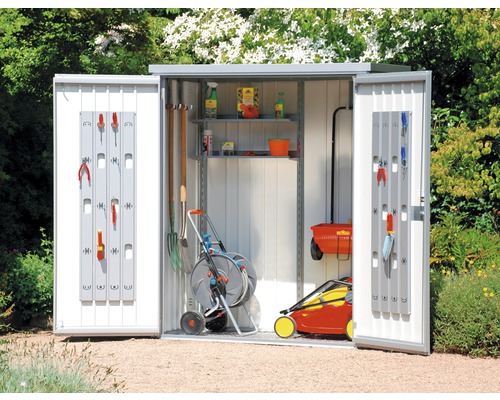 Open tuinhuis met tuingereedschap en gereedschap