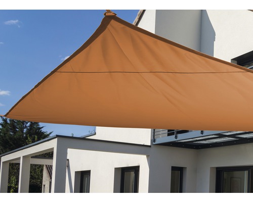 Driehoekig zonnescherm boven een terras