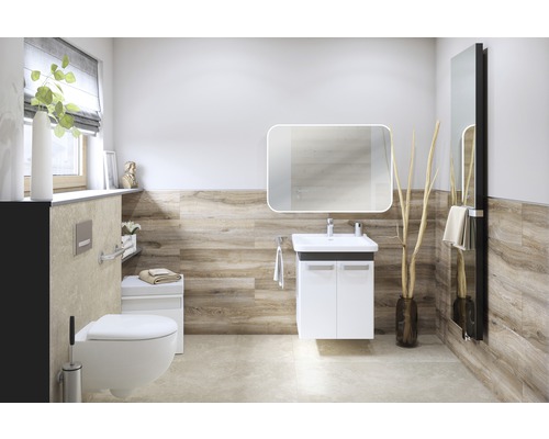Badkamer met wastafel, spiegel, toilet en houten wand