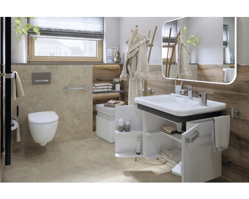 Moderne badkamer met toilet, wastafel, spiegel en opbergruimte