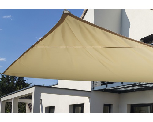 Driehoekig zonnescherm van stof voor een gebouw.