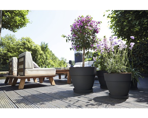 Terrasscène met tuinmeubelen en plantenbakken buitenshuis