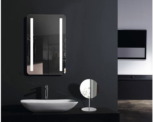 Moderne badkamer met wastafel, verlichte spiegel en make-upspiegel