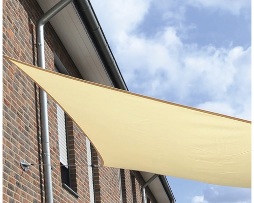 Driehoekig zonnescherm bevestigd aan een huismuur