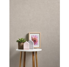 Wanddecoratie met structuurbehang, tafel en decoratie