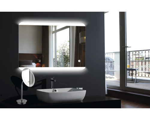 Badkamer met verlichte spiegel, wastafel en make-upspiegel