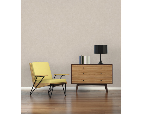 Woonkamer met gele fauteuil, houten commode, lamp en boeken