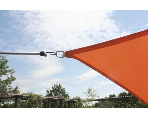 Gedetailleerde opname van een zonnescherm met bevestiging aan een stang