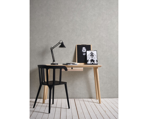 Bureau met bureaulamp, stoel en twee afbeeldingen