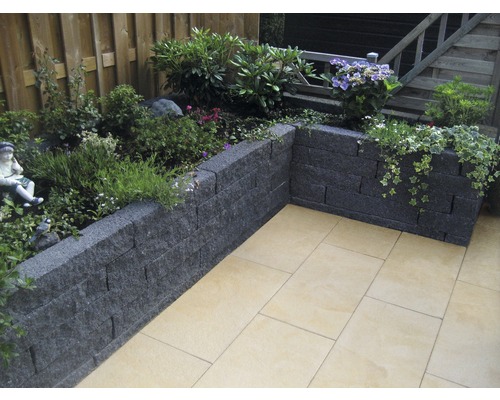 Tuin met plantenbakken, planten en stenen vloer