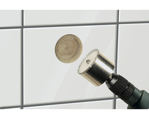 Tegelgatenboor in gebruik met uitgesneden tegeldeel