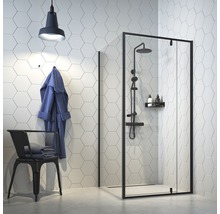 Badkamer met douchecabine, douchesysteem, lamp en stoel